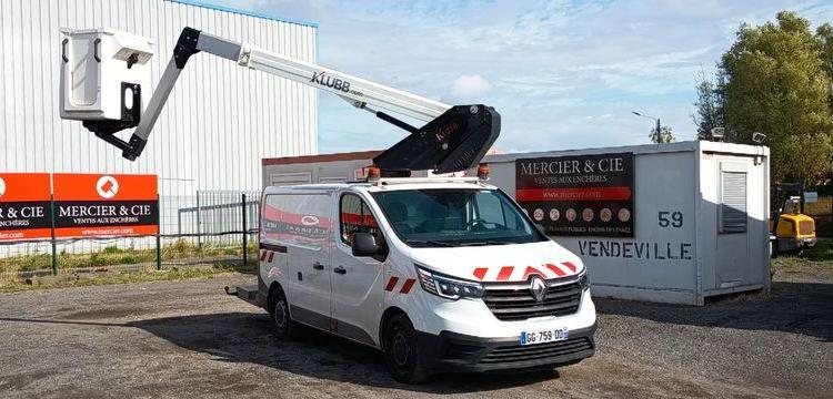 RENAULT TRAFIC AVEC NACELLE KLUBB/KL21B – 9M – DIESEL – 659 HEURES – 99031 KMS BLANC GG-759-DD