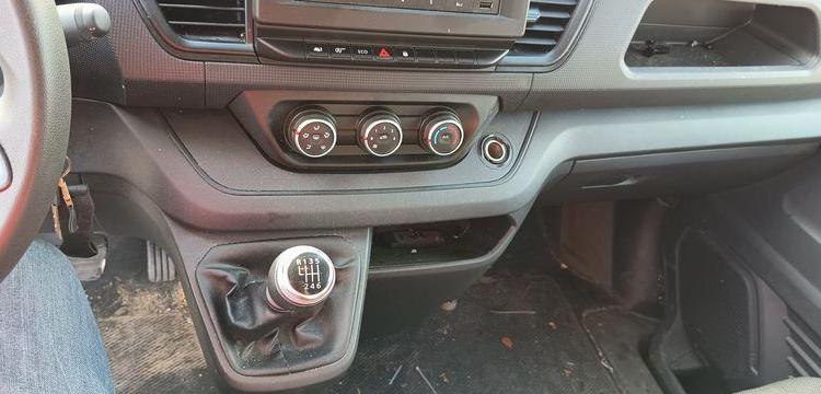 RENAULT TRAFIC AVEC NACELLE KLUBB/KL21B – 9M – DIESEL – 659 HEURES – 99031 KMS BLANC GG-759-DD