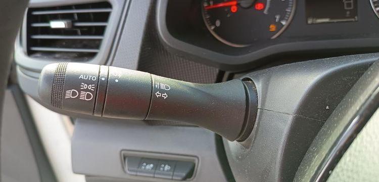 RENAULT TRAFIC AVEC NACELLE KLUBB/KL21B – 9M – DIESEL – 659 HEURES – 99031 KMS BLANC GG-759-DD