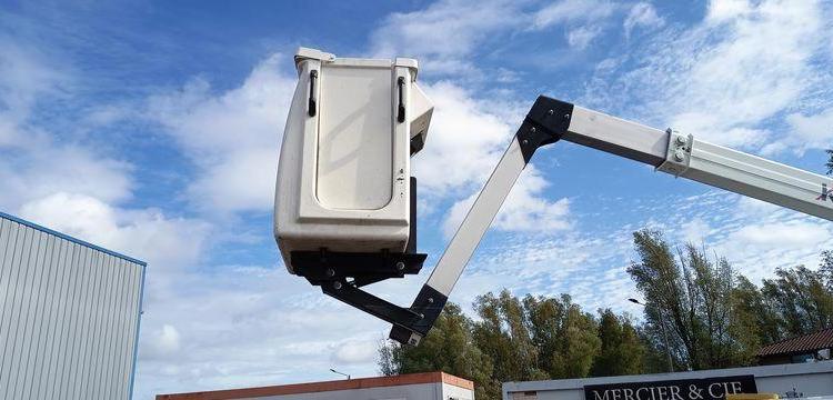 RENAULT TRAFIC AVEC NACELLE KLUBB/KL21B – 9M – DIESEL – 659 HEURES – 99031 KMS BLANC GG-759-DD