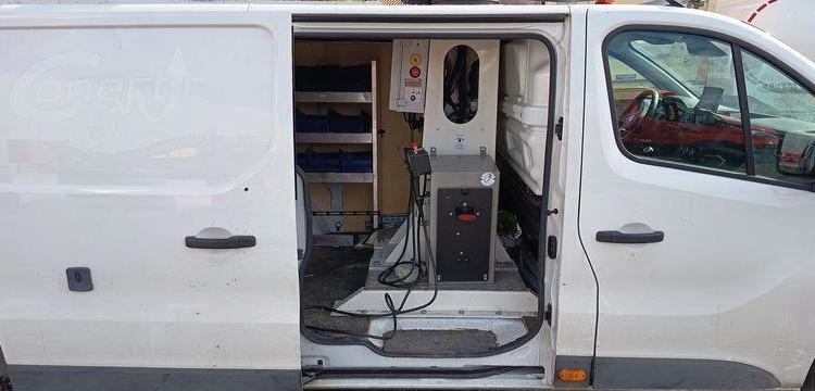 RENAULT TRAFIC AVEC NACELLE KLUBB/KL21B – 9M – DIESEL – 659 HEURES – 99031 KMS BLANC GG-759-DD