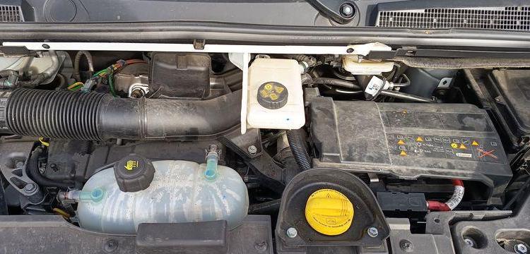 RENAULT TRAFIC AVEC NACELLE KLUBB/KL21B – 9M – DIESEL – 659 HEURES – 99031 KMS BLANC GG-759-DD