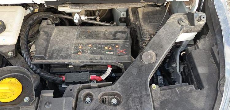 RENAULT TRAFIC AVEC NACELLE KLUBB/KL21B – 9M – DIESEL – 659 HEURES – 99031 KMS BLANC GG-759-DD