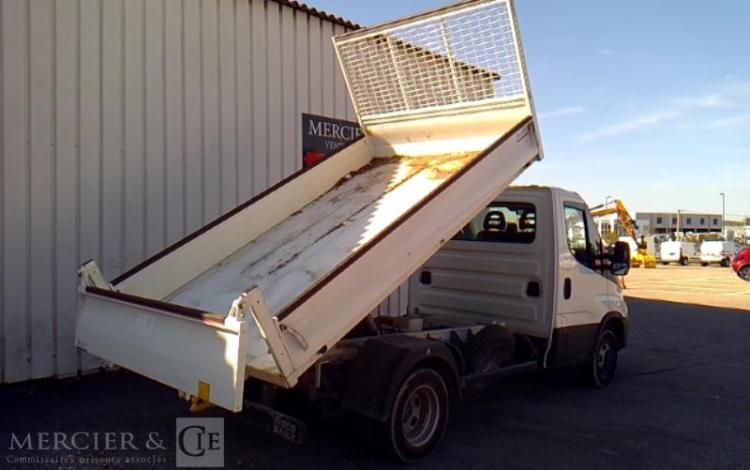 IVECO 35-140 BENNE SIMPLE CABINE COFFRE BLANC GJ-023-VT