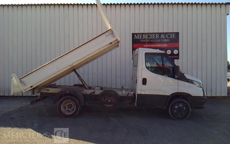 IVECO 35-140 BENNE SIMPLE CABINE COFFRE BLANC GJ-023-VT