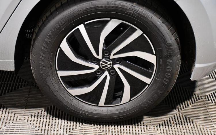 VOLKSWAGEN POLO 1.0 TSI 95 LIFE DSG GRIS GN-338-MC