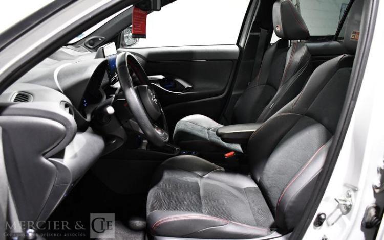 TOYOTA YARIS CROSS GRIS GQ-667-AT