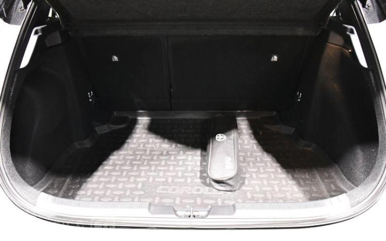 TOYOTA COROLLA BLANC GR-098-RD