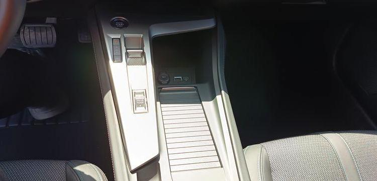 PEUGEOT 308 1.2 PURETECH 130 ALLURE PACK EAT – ESSENCE 22523 KMS – ANNEE 2023 VERT PZ3G370