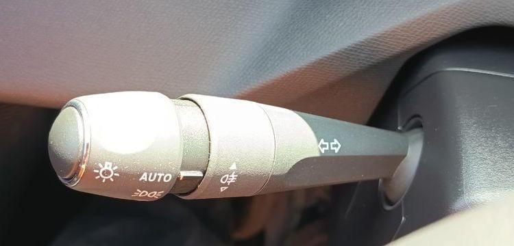 PEUGEOT 308 1.2 PURETECH 130 ALLURE PACK EAT – ESSENCE 22523 KMS – ANNEE 2023 VERT PZ3G370