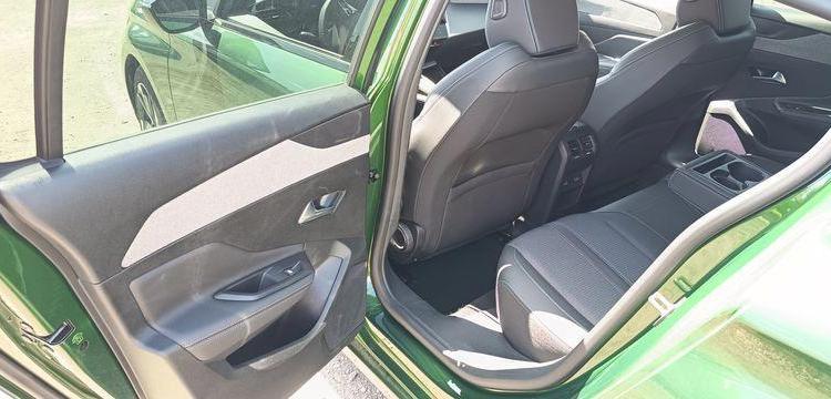 PEUGEOT 308 1.2 PURETECH 130 ALLURE PACK EAT – ESSENCE 22523 KMS – ANNEE 2023 VERT PZ3G370