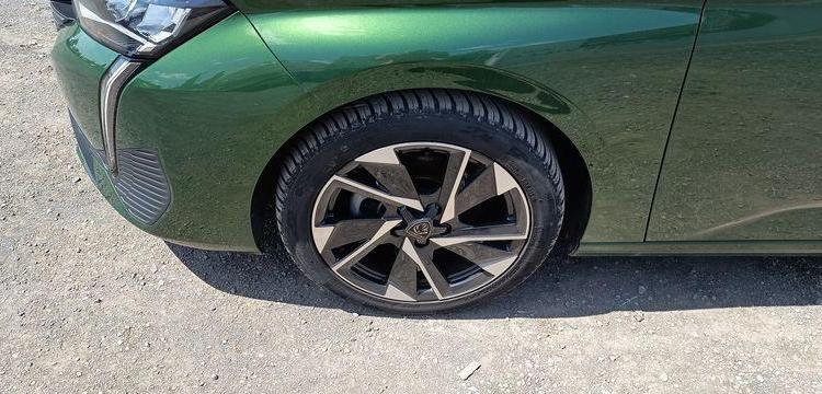 PEUGEOT 308 1.2 PURETECH 130 ALLURE PACK EAT – ESSENCE 22523 KMS – ANNEE 2023 VERT PZ3G370