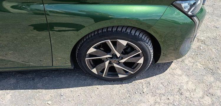 PEUGEOT 308 1.2 PURETECH 130 ALLURE PACK EAT – ESSENCE 22523 KMS – ANNEE 2023 VERT PZ3G370