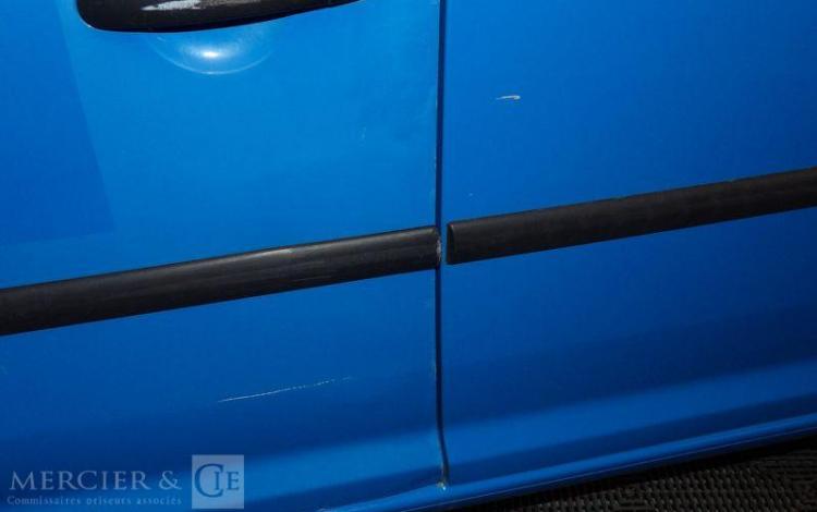 VOLKSWAGEN CADDY FOURGON 2.0 ECOFUEL 110 BLEU CN-367-PY