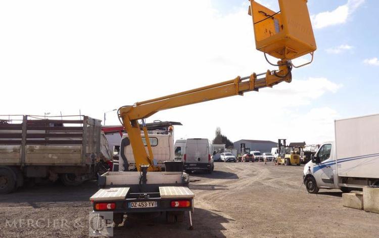 NISSAN CABSTAR 3,0 TD 125 CV AVEC NACELLE MULTITEL 160 ALU DS – DIESEL –  ANNEE 2001 BLANC DZ-453-YV