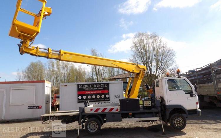 NISSAN CABSTAR 3,0 TD 125 CV AVEC NACELLE MULTITEL 160 ALU DS – DIESEL –  ANNEE 2001 BLANC DZ-453-YV