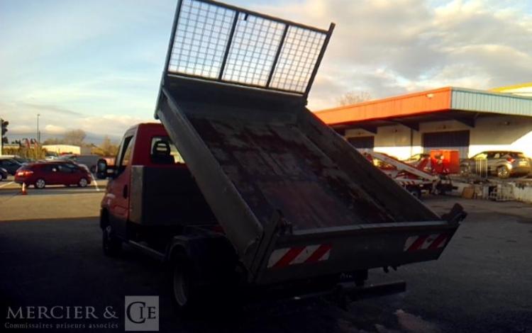 IVECO 35-130 BENNE SIMPLE CABINE COFFRE ROUGE EE-062-CH