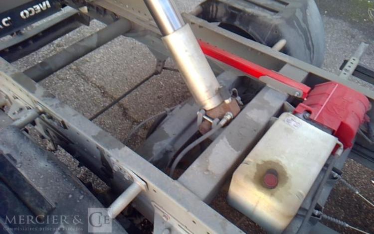 IVECO 35-130 BENNE SIMPLE CABINE COFFRE ROUGE EE-062-CH