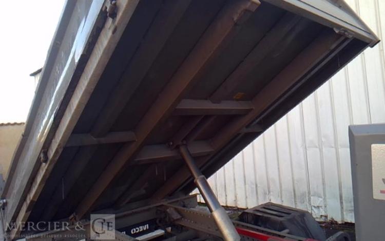 IVECO 35-130 BENNE SIMPLE CABINE COFFRE ROUGE EE-062-CH