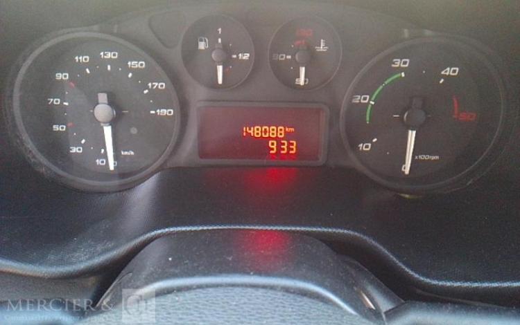 IVECO 35-130 BENNE SIMPLE CABINE COFFRE ROUGE EE-062-CH