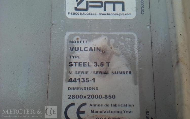 IVECO 35-130 BENNE SIMPLE CABINE COFFRE ROUGE EE-062-CH