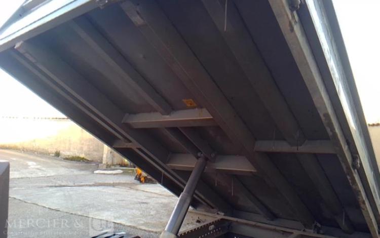 IVECO 35-130 BENNE SIMPLE CABINE COFFRE ROUGE EE-062-CH