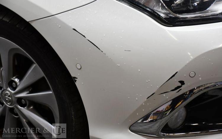 TOYOTA AURIS TOURING BLANC EE-946-VF