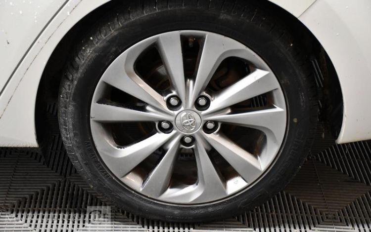 TOYOTA AURIS TOURING BLANC EE-946-VF