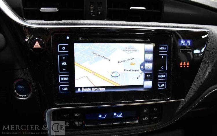 TOYOTA AURIS TOURING BLANC EE-946-VF