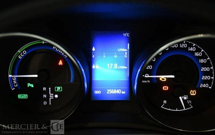 TOYOTA AURIS TOURING BLANC EE-946-VF