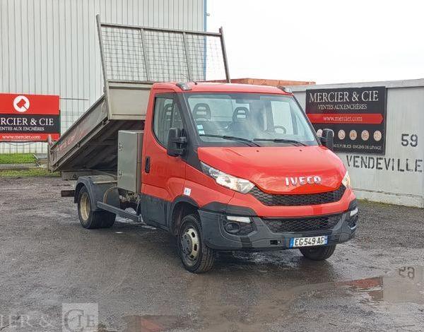 IVECO DAILY 35C13  BENNE AVEC COFFRE ACIER DIESEL – 179751 KMS – ANNEE 2016 ROUGE EG-549-AG