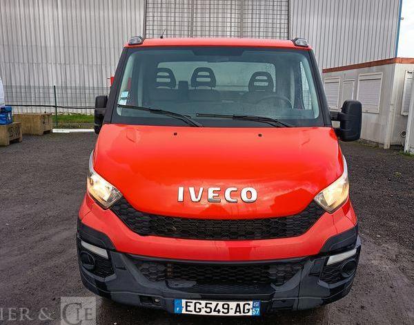 IVECO DAILY 35C13  BENNE AVEC COFFRE ACIER DIESEL – 179751 KMS – ANNEE 2016 ROUGE EG-549-AG