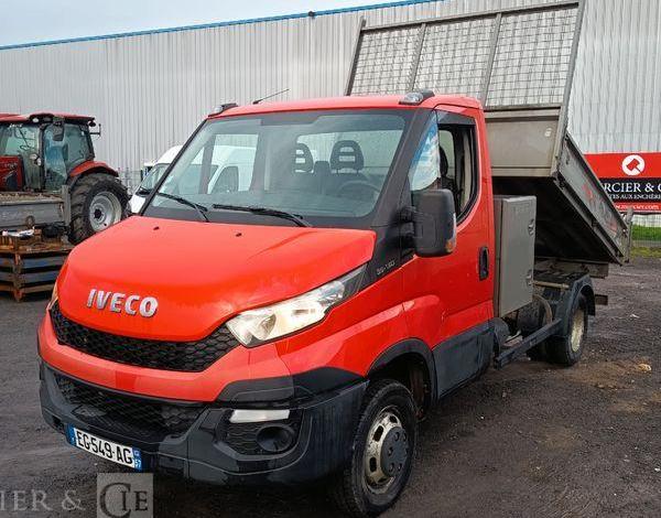 IVECO DAILY 35C13  BENNE AVEC COFFRE ACIER DIESEL – 179751 KMS – ANNEE 2016 ROUGE EG-549-AG