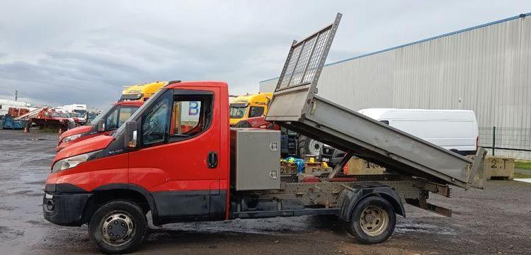 IVECO DAILY 35C13  BENNE AVEC COFFRE ACIER DIESEL – 179751 KMS – ANNEE 2016 ROUGE EG-549-AG