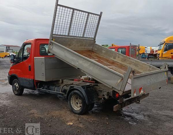 IVECO DAILY 35C13  BENNE AVEC COFFRE ACIER DIESEL – 179751 KMS – ANNEE 2016 ROUGE EG-549-AG