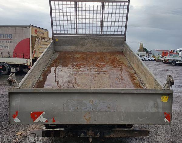 IVECO DAILY 35C13  BENNE AVEC COFFRE ACIER DIESEL – 179751 KMS – ANNEE 2016 ROUGE EG-549-AG