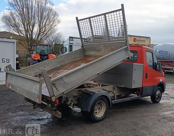 IVECO DAILY 35C13  BENNE AVEC COFFRE ACIER DIESEL – 179751 KMS – ANNEE 2016 ROUGE EG-549-AG