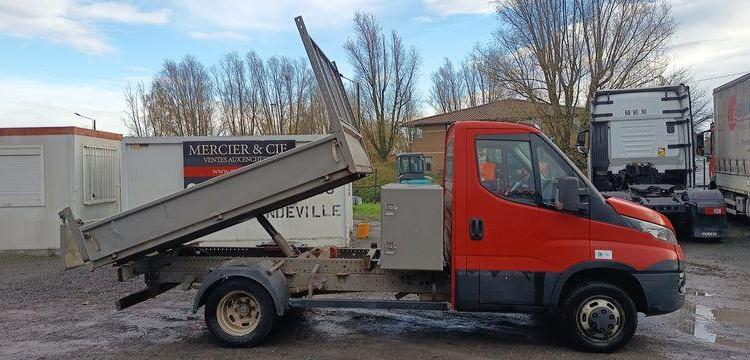 IVECO DAILY 35C13  BENNE AVEC COFFRE ACIER DIESEL – 179751 KMS – ANNEE 2016 ROUGE EG-549-AG