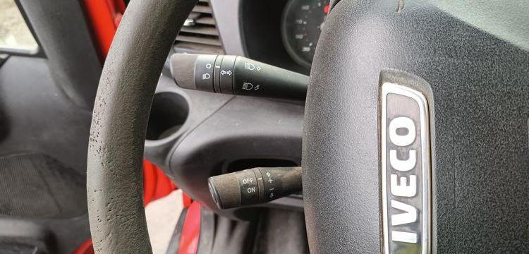 IVECO DAILY 35C13  BENNE AVEC COFFRE ACIER DIESEL – 179751 KMS – ANNEE 2016 ROUGE EG-549-AG