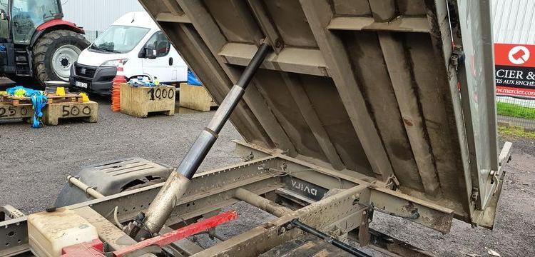 IVECO DAILY 35C13  BENNE AVEC COFFRE ACIER DIESEL – 179751 KMS – ANNEE 2016 ROUGE EG-549-AG