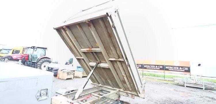 IVECO DAILY 35C13  BENNE AVEC COFFRE ACIER DIESEL – 179751 KMS – ANNEE 2016 ROUGE EG-549-AG