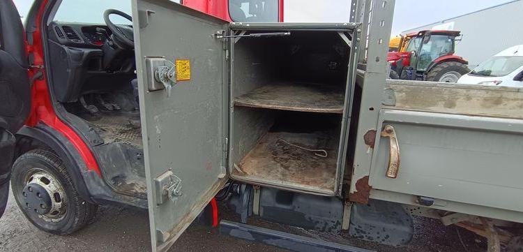 IVECO DAILY 35C13  BENNE AVEC COFFRE ACIER DIESEL – 179751 KMS – ANNEE 2016 ROUGE EG-549-AG