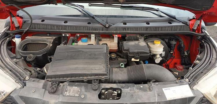 IVECO DAILY 35C13  BENNE AVEC COFFRE ACIER DIESEL – 179751 KMS – ANNEE 2016 ROUGE EG-549-AG