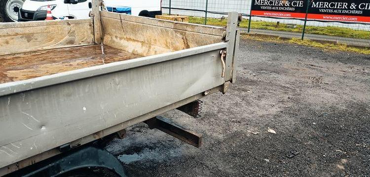 IVECO DAILY 35C13  BENNE AVEC COFFRE ACIER DIESEL – 179751 KMS – ANNEE 2016 ROUGE EG-549-AG