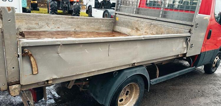 IVECO DAILY 35C13  BENNE AVEC COFFRE ACIER DIESEL – 179751 KMS – ANNEE 2016 ROUGE EG-549-AG