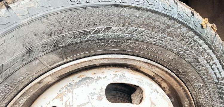 IVECO DAILY 35C13  BENNE AVEC COFFRE ACIER DIESEL – 179751 KMS – ANNEE 2016 ROUGE EG-549-AG