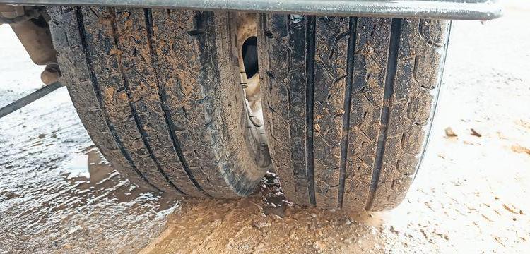 IVECO DAILY 35C13  BENNE AVEC COFFRE ACIER DIESEL – 179751 KMS – ANNEE 2016 ROUGE EG-549-AG