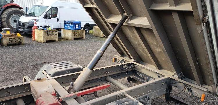 IVECO DAILY 35C12  BENNE DOUBLE CABINE – DIESEL – 132690 KMS – ANNEE 2017 ROUGE ER-705-EL