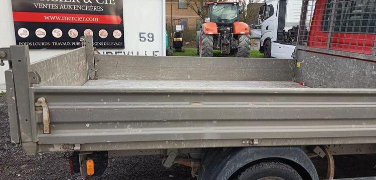 IVECO DAILY 35C12  BENNE DOUBLE CABINE – DIESEL – 132690 KMS – ANNEE 2017 ROUGE ER-705-EL