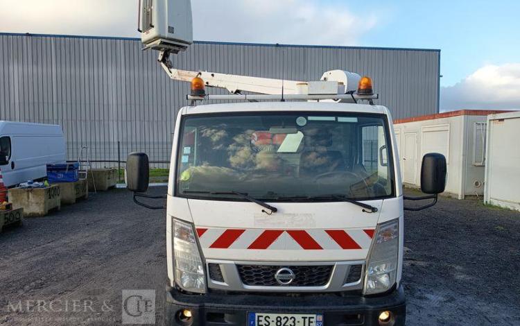NISSAN NT400 AVEC NACELLE TOPY11 – 10 M – DIESEL – 1420 H –  98070 KMS – AN 2017 BLANC ES-823-TE